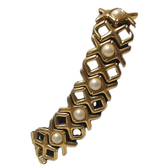 Vintage‎ Signed Monet Bracelet Gold Tone Faux Pearl XOXO Hugs and Kisses Flat - Picture 1 of 9